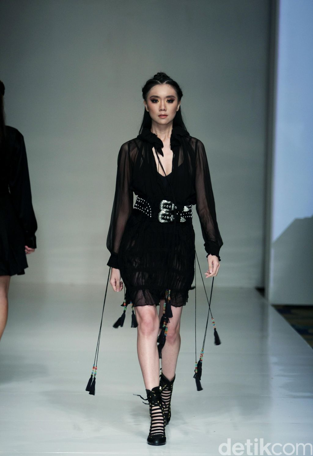 Barli Asmara memeragakan koleksi terbarunya di IPMI Trend Show 2017. The Hall Lt.8 Senayan City.Jakarta.