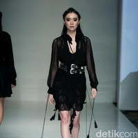 Barli Asmara memeragakan koleksi terbarunya di IPMI Trend Show 2017. The Hall Lt.8 Senayan City.Jakarta. [Foto: Mohammad Abduh/Wolipop]