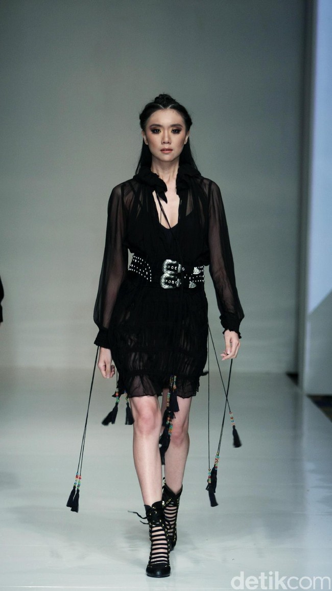 Barli Asmara memeragakan koleksi terbarunya di IPMI Trend Show 2017. The Hall Lt.8 Senayan City.Jakarta. [Foto: Mohammad Abduh/Wolipop]