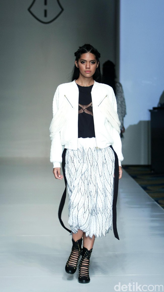 Barli Asmara memeragakan koleksi terbarunya di IPMI Trend Show 2017. The Hall Lt.8 Senayan City.Jakarta. [Foto: Mohammad Abduh/Wolipop]