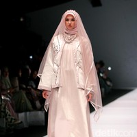 Koleksi Irna Laperle by Irna Mutiara yang bertajuk Ibun Sawarga di Jakarta Fashion Week 2017. senayan City. Jakarta. [Foto: Mohammad Abduh/Wolipop]