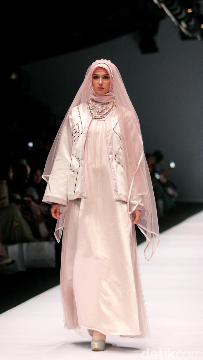 Koleksi Irna Laperle by Irna Mutiara yang bertajuk Ibun Sawarga di Jakarta Fashion Week 2017. senayan City. Jakarta. [Foto: Mohammad Abduh/Wolipop]