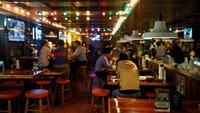 Ada 2 area di Restoran Hooters ini, yaitu indoor dan outdoor untuk mereka yang merokok. Kedua area ini sama ramainya, kebanyakan yang datang ke sini adalah traveler pria, namun tak jarang juga ada sekelompok wanita yang asyik nongkrong di Hooters (Wahyu/detikTravel)