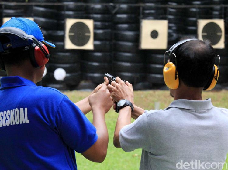 Latihan Menembak Para Pengusaha Muda