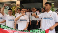 Mereka membela Buni Yani dan membawa atribut beruap spanduk.