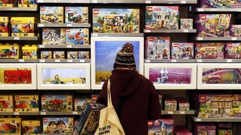 Toko ini menjadi surga para pecinta permainan Lego, beragam permainan lengkap ada di sini. Foto: Reuters/Stefan Wermuth