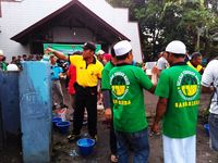 Umat Islam dan Aparat Rapikan Gereja di Samarinda Pasca Bom, Suasananya Sejuk