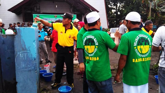 Aksi Relawan Masjid Rapikan Gereja di Samarinda Pasca Bom Bisa Jadi Teladan