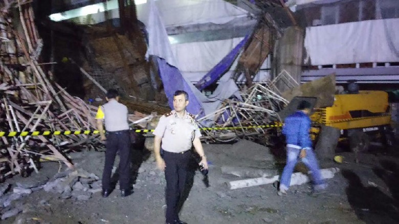 Gedung Baru Kampus D Gunadarma Depok Ambruk