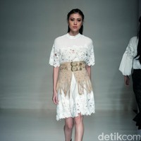 Barli Asmara memeragakan koleksi terbarunya di IPMI Trend Show 2017. The Hall Lt.8 Senayan City.Jakarta. [Foto: Mohammad Abduh/Wolipop]