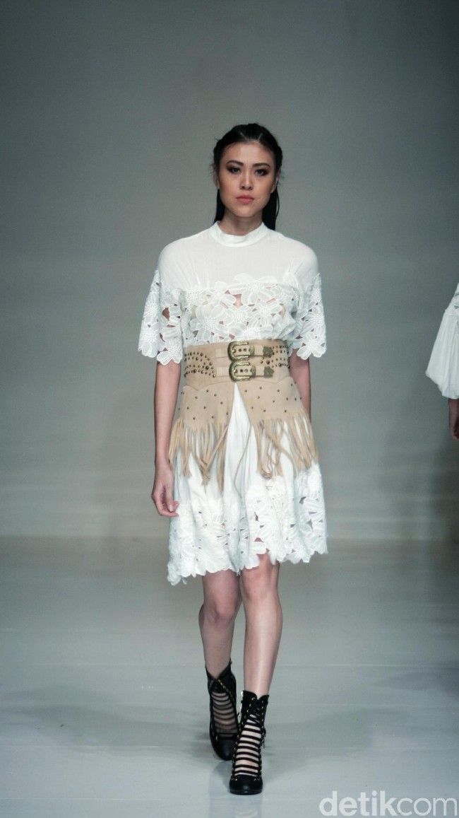 Barli Asmara memeragakan koleksi terbarunya di IPMI Trend Show 2017. The Hall Lt.8 Senayan City.Jakarta. [Foto: Mohammad Abduh/Wolipop]