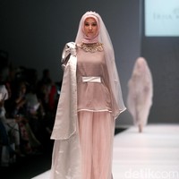 Koleksi Irna Laperle by Irna Mutiara yang bertajuk Ibun Sawarga di Jakarta Fashion Week 2017. senayan City. Jakarta. [Foto: Mohammad Abduh/Wolipop]