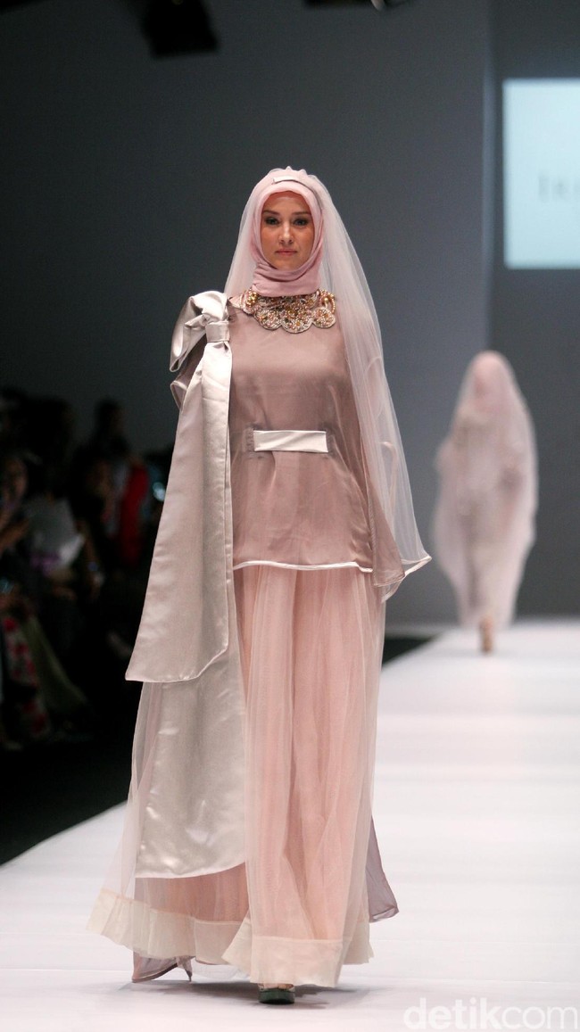 Koleksi Irna Laperle by Irna Mutiara yang bertajuk Ibun Sawarga di Jakarta Fashion Week 2017. senayan City. Jakarta. [Foto: Mohammad Abduh/Wolipop]