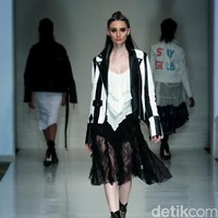 Barli Asmara memeragakan koleksi terbarunya di IPMI Trend Show 2017. The Hall Lt.8 Senayan City.Jakarta. [Foto: Mohammad Abduh/Wolipop]