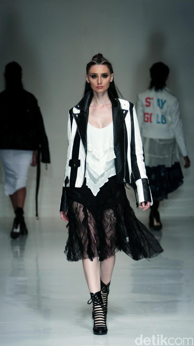 Barli Asmara memeragakan koleksi terbarunya di IPMI Trend Show 2017. The Hall Lt.8 Senayan City.Jakarta. [Foto: Mohammad Abduh/Wolipop]