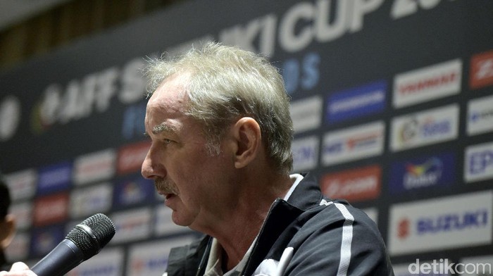 Alfred Riedl Pelatih timnas Indonesia, Alfred Riedl, dalam konferensi pers