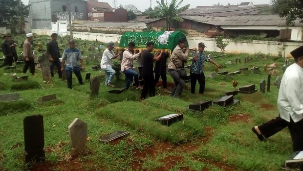 Desi Si Model Majalah Dikebumikan, Keluarga Ikhlas Melepas