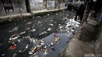 Apabila terus dibiarkan, maka fungsi sungai itu akan berubah menjadi tempat pembuangan sampah.