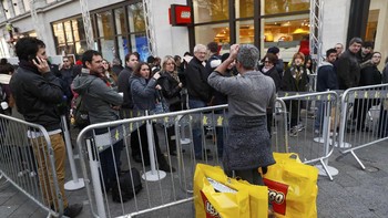 Antrean panjang dari berbagai usia ikut meramaikan pembukaan perdana Lego store di london. Foto: Reuters/Stefan Wermuth