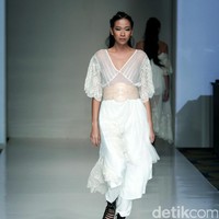 Barli Asmara memeragakan koleksi terbarunya di IPMI Trend Show 2017. The Hall Lt.8 Senayan City.Jakarta. [Foto: Mohammad Abduh/Wolipop]