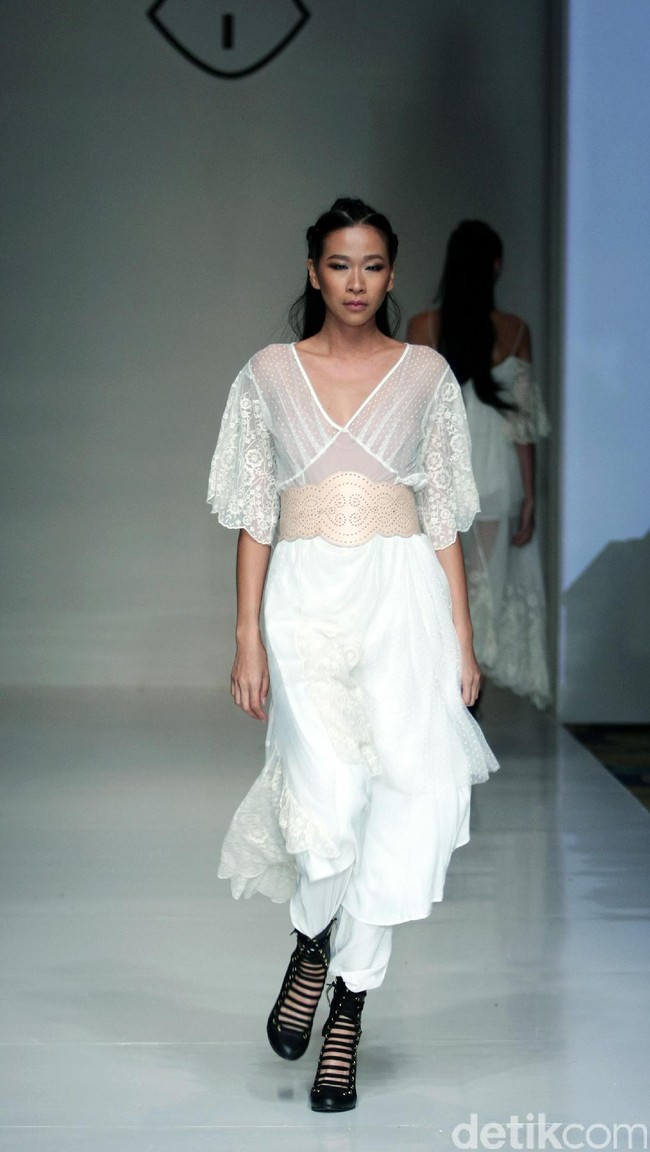 Barli Asmara memeragakan koleksi terbarunya di IPMI Trend Show 2017. The Hall Lt.8 Senayan City.Jakarta. [Foto: Mohammad Abduh/Wolipop]