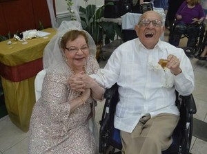Kisah Bahagia Wanita yang Menikah untuk Pertamakalinya di Usia 80 Tahun