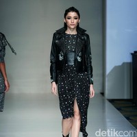 Barli Asmara memeragakan koleksi terbarunya di IPMI Trend Show 2017. The Hall Lt.8 Senayan City.Jakarta. [Foto: Mohammad Abduh/Wolipop]
