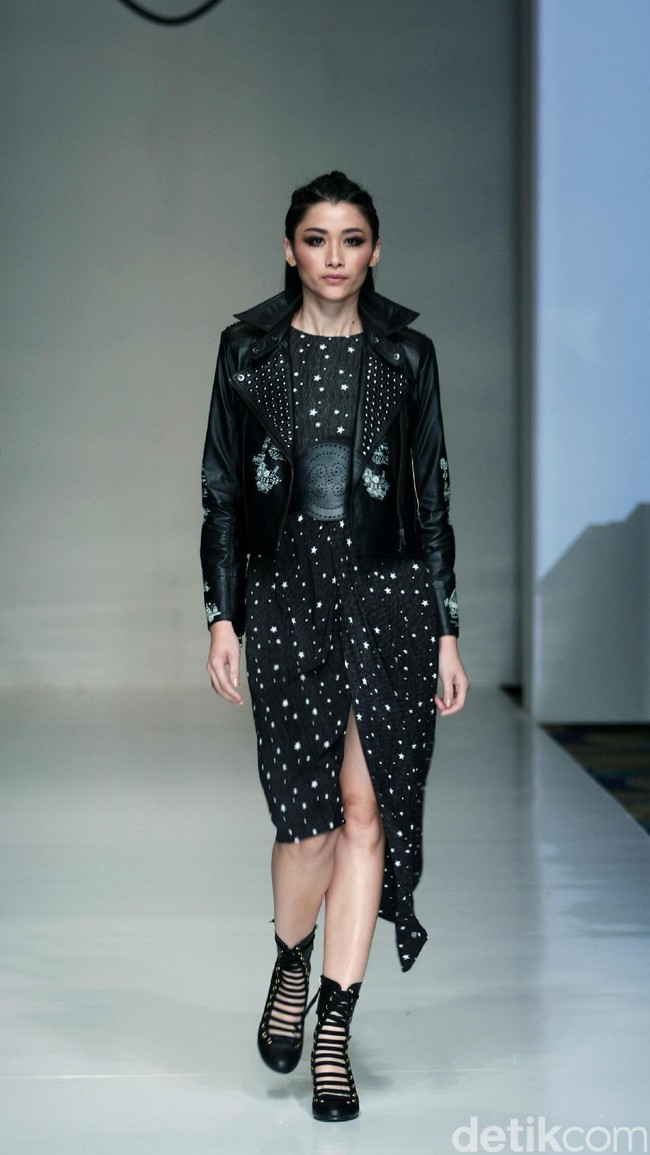 Barli Asmara memeragakan koleksi terbarunya di IPMI Trend Show 2017. The Hall Lt.8 Senayan City.Jakarta. [Foto: Mohammad Abduh/Wolipop]