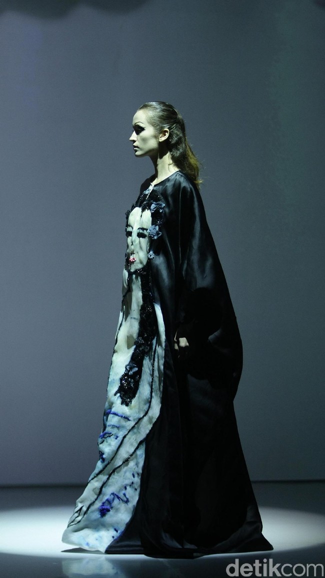 Koleksi Mel Ahyar mengkangkat tema Kini Abadi di IPMI Trend Show 2017. The Hall Lt.8 Senayan City. Jakarta. [Foto: Mohammad Abduh/Wolipop]