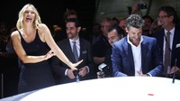 Ia berduet dengan aktor Patrick Dempsey memperkenalkan mobil Porsche. REUTERS/Mike Blake.
