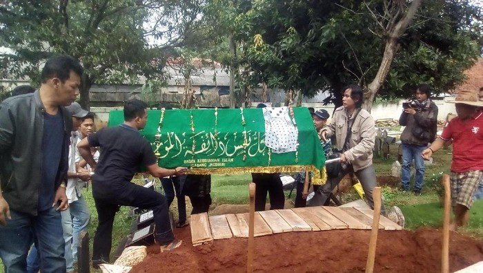 Desi Si Model Majalah Dikebumikan, Keluarga Ikhlas Melepas