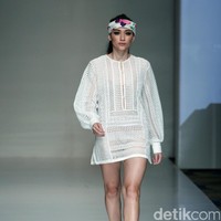 Barli Asmara memeragakan koleksi terbarunya di IPMI Trend Show 2017. The Hall Lt.8 Senayan City.Jakarta. [Foto: Mohammad Abduh/Wolipop]