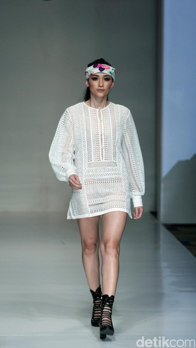 Barli Asmara memeragakan koleksi terbarunya di IPMI Trend Show 2017. The Hall Lt.8 Senayan City.Jakarta. [Foto: Mohammad Abduh/Wolipop]