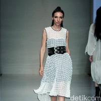 Barli Asmara memeragakan koleksi terbarunya di IPMI Trend Show 2017. The Hall Lt.8 Senayan City.Jakarta. [Foto: Mohammad Abduh/Wolipop]