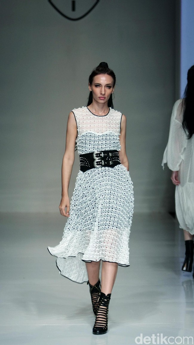 Barli Asmara memeragakan koleksi terbarunya di IPMI Trend Show 2017. The Hall Lt.8 Senayan City.Jakarta. [Foto: Mohammad Abduh/Wolipop]