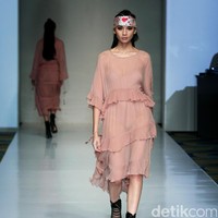 Barli Asmara memeragakan koleksi terbarunya di IPMI Trend Show 2017. The Hall Lt.8 Senayan City.Jakarta. [Foto: Mohammad Abduh/Wolipop]