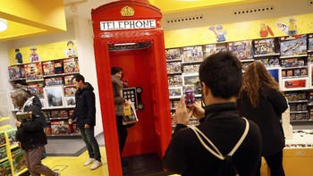 Kotak telepon umum berwarna merah yang merupakan salah satu ciri khas London. Foto: Reuters/Stefan Wermuth