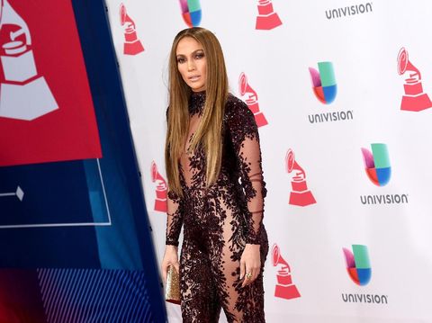 Seksinya Jennifer Lopez Pakai Jumpsuit Menerawang di Latin Grammy
