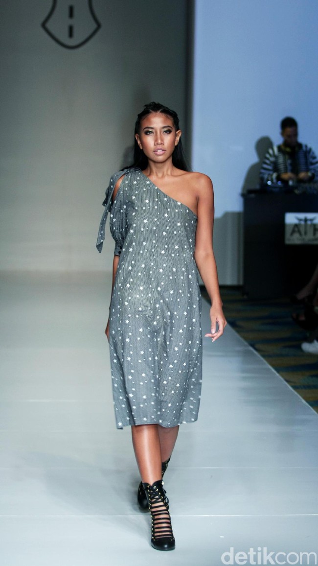 Barli Asmara memeragakan koleksi terbarunya di IPMI Trend Show 2017. The Hall Lt.8 Senayan City.Jakarta. [Foto: Mohammad Abduh/Wolipop]