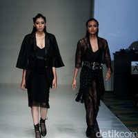 Barli Asmara memeragakan koleksi terbarunya di IPMI Trend Show 2017. The Hall Lt.8 Senayan City.Jakarta. [Foto: Mohammad Abduh/Wolipop]