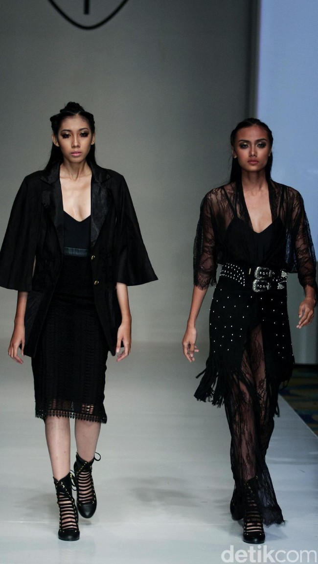 Barli Asmara memeragakan koleksi terbarunya di IPMI Trend Show 2017. The Hall Lt.8 Senayan City.Jakarta. [Foto: Mohammad Abduh/Wolipop]