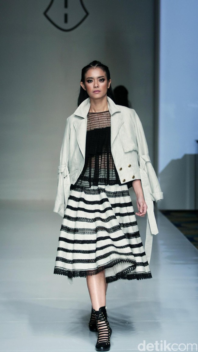 Barli Asmara memeragakan koleksi terbarunya di IPMI Trend Show 2017. The Hall Lt.8 Senayan City.Jakarta. [Foto: Mohammad Abduh/Wolipop]