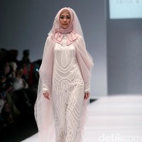 Koleksi Irna Laperle by Irna Mutiara yang bertajuk Ibun Sawarga di Jakarta Fashion Week 2017. senayan City. Jakarta. [Foto: Mohammad Abduh/Wolipop]