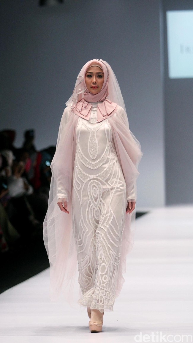 Koleksi Irna Laperle by Irna Mutiara yang bertajuk Ibun Sawarga di Jakarta Fashion Week 2017. senayan City. Jakarta. [Foto: Mohammad Abduh/Wolipop]