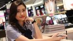 Belanja Dilayani Amanda Rigby Si Kasir Cantik, Siapa yang Nolak?