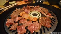 Yakinikunya terdiri dari potongan daging ayam, cibe beef dan sirloin lokal. Dimarinasi dengan saus barbaque yang gurih manis. Masak sendiri di atas pemanggang. Nyam!
