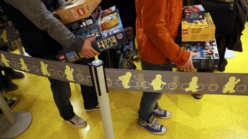 Antrean pembeli yang tak sabar merakit lego. Foto: Reuters/Stefan Wermuth