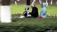 Skuter listrik melintas di salah satu ruas jalan di kota Suzhou.