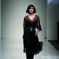 Barli Asmara memeragakan koleksi terbarunya di IPMI Trend Show 2017. The Hall Lt.8 Senayan City.Jakarta. [Foto: Mohammad Abduh/Wolipop]