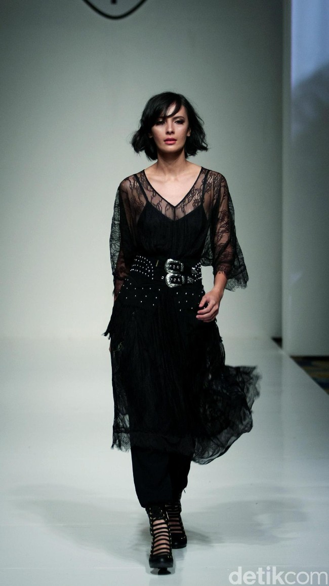 Barli Asmara memeragakan koleksi terbarunya di IPMI Trend Show 2017. The Hall Lt.8 Senayan City.Jakarta. [Foto: Mohammad Abduh/Wolipop]